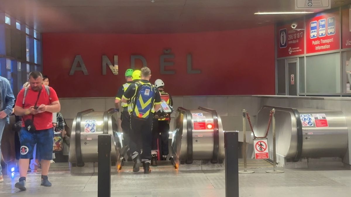 Při pádu pod metro na Andělu zemřel člověk